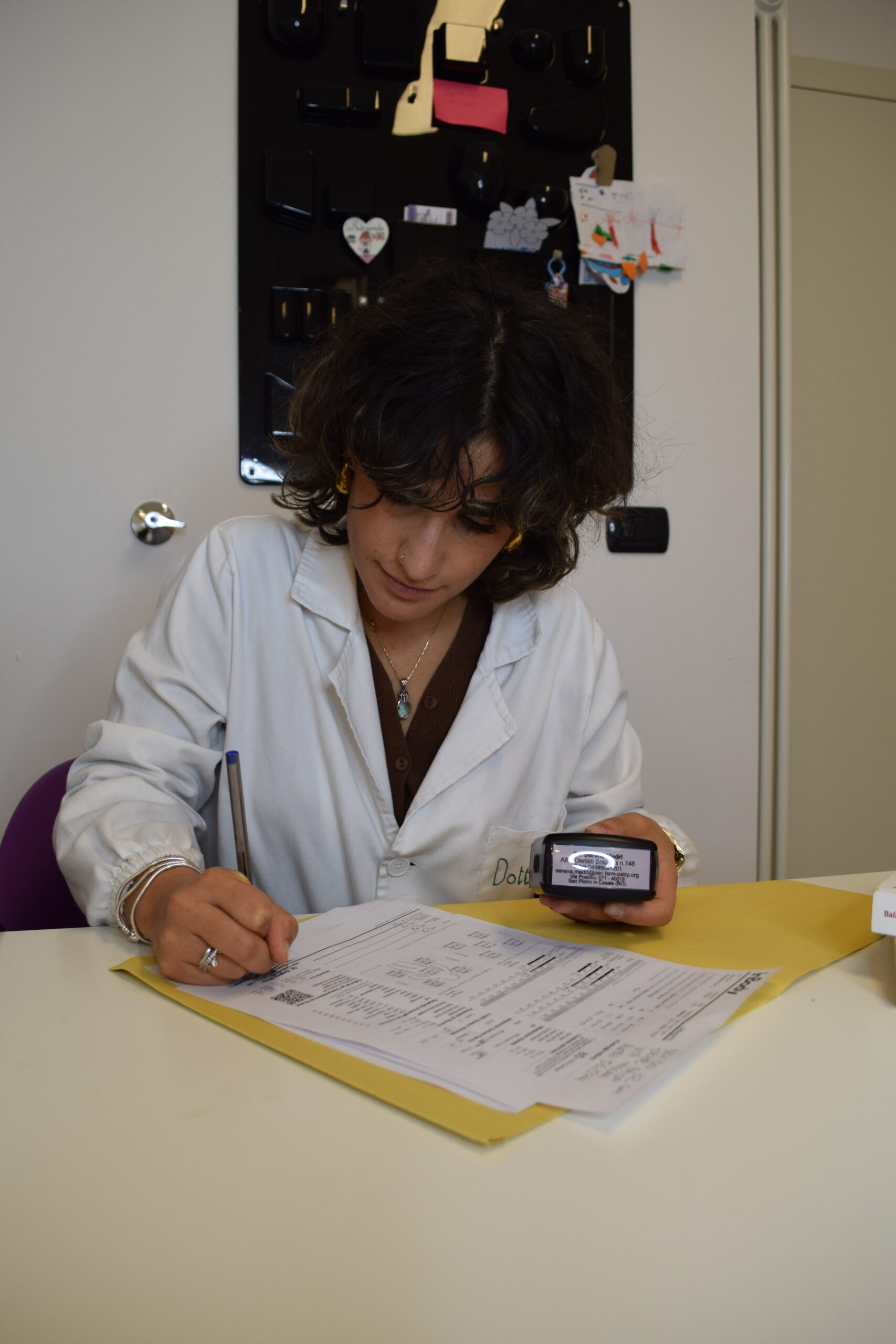 Dottoressa Medri durante la rilevazione della Bioimpedenziometria